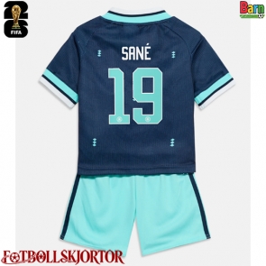 Tyskland Leroy Sane #19 Borta Kläder Barn VM 2026 Kortärmad (+ Korta byxor)